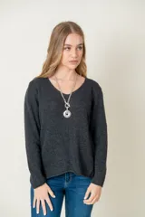 Sweater gris oscuro de lana con cuello en V y corte holgado.