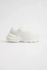 Zapatillas deportivas blancas con suela chunky.