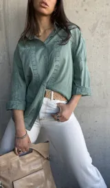 Camisa verde agua con detalles de encaje en el frente y mangas 3/4. Corte holgado y cuello clásico.