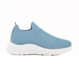 Zapatilla deportiva celeste de tela tejida con suela blanca.