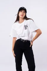 Remera negra de corte oversize con estampado frontal que dice "MIJA DREAM BIG" en tipografía blanca y rosa.