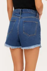 Short blanco de jean de tiro alto con ruedo desflecado.
