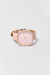 Reloj rosado con correa de cuero y caja cuadrada con bordes redondeados.