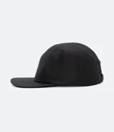 Gorra negra de algodón con diseño de 5 paneles, visera plana y cierre ajustable con hebilla.