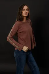 Buzo color chocolate de punto en lanilla con diseño de ochos. Corte tipo remera con cuello a la base.