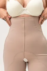 Modelador entero con piernas y refuerzos laterales, confeccionado en tela de faja de alta contención y terminación de puntilla en pierna.