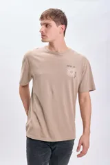 Remera manga corta oversize color taupe con estampa frontal de un sol y la frase 'Bold Sun'.