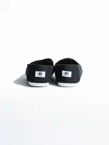 Alpargatas grises de lona con suela de goma blanca.