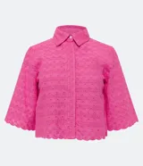 Camisa corta color rosa con textura de flores, escote camisero, manga corta, abotonado frontal y bajo con recorte ondulado.