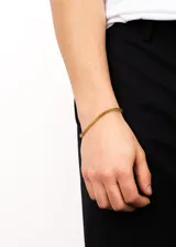 Pulsera dorada de acero quirúrgico hipoalergénico con eslabones dobles ajustables.