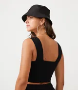 Blusa cropped básica negra de viscolycra con escote recto y tirantes anchos.