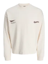 Buzo de manga larga color blanco roto (sea salt) con cuello redondo y calce oversize cropped. Presenta un estampado gráfico en la espalda con texto en color borgoña, incluyendo las palabras "RESPORT", "ATHLETIC ESSENTIALS", "CREATIVE DEPT." y el año "1990".