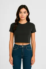 Remera corta negra de algodón, con cuello redondo y mangas cortas.