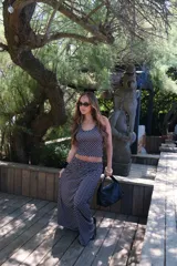 Pollera larga de viscosa con estampado de lunares blancos sobre fondo negro.