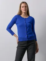 Cárdigan tejido en hilado fino color lila, con cuello redondo y abertura frontal con botones.
