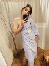 Vestido midi de crepé color salmón, con un hombro descubierto, manga larga abullonada y falda irregular con frunces. Incluye cinturón con hebilla plateada.