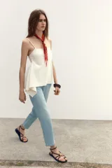 Pantalón de jean rosado, de tiro alto, corte mom leg y largo tobillero.