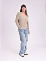 Sweater color crema de tejido de punto con escote en V.