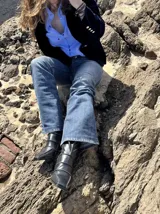 Bota negra de cuero con caña media y taco de 5 cm.