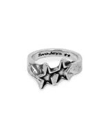 Anillo plateado de la marca TwoJeys con diseño de dos estrellas texturizadas.