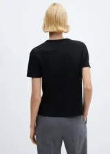 Remera verde oliva de algodón con cuello redondo y mangas cortas.