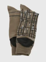Calcetines de largo medio para hombre, color marrón, con diseño estampado que simula un mapa de calles con enchufes o conectores. El diseño es diferente para el pie izquierdo y el derecho.