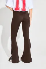 Calza oxford marrón de lycra gruesa, tiro alto, cintura ancha y tajo en los laterales externos.