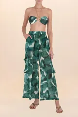Pantalón ancho de tiro alto con cintura elástica y bolsillos cargo a los lados. Confeccionado en tela ligera con estampado abstracto en tonos verdes y azules.