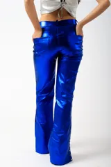 Pantalón largo de cuero sintético verde metalizado, de corte acampanado con aberturas laterales con botones a presión.