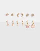 Set de seis pares de aros dorados con diferentes dijes: ojos, lunas, estrellas con strass y argollas con detalles esmaltados y strass.