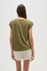 Remera verde oliva de viscosa con cuello redondo y mangas cortas con dobladillo.