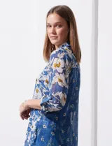 Camisola de gasa estampada con flores, marca Figueroa & Flower. Tiene cuello con solapa, abertura central con botones y mangas regulables con presilla y botón. Incluye musculosa interna.