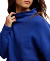 Buzo de tejido punto color beige claro, de calce oversized y cuello alto. Presenta mangas largas con puños anchos y dobladillos enrollados en ruedo y puños.