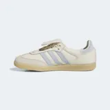 Zapatillas Adidas Samba LT color crema con detalles en celeste y suela color caramelo.