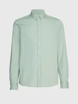 Camisa verde claro de popelín elástico, corte slim, con cierre frontal de botones, mangas largas y logo de Calvin Klein bordado en el pecho.