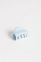 Pinza para el pelo celeste de plástico.