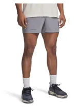 Short deportivo gris con logo Project Rock en el ruedo.