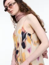 Vestido largo de breteles finos confeccionado en viscosa crinkled con estampa de manchas. De escote en V y silueta evasé, tiene una caída fluida que acompaña el movimiento. El efecto arrugado del tejido le da textura y carácter a una prenda fresca y versátil.