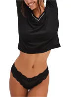 Top de manga larga ajustado de punto ligero tipo pointelle, color negro, con escote en V y detalles de encaje blanco en el borde del escote.