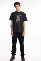 Remera unisex color beige con estampado frontal de dos figuras humanas entrelazadas y texto "Connection Human/Earth".