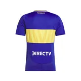 Camiseta de fútbol Adidas del Club Atlético Boca Juniors, modelo Home 24/25. Diseño azul con franja horizontal amarilla con el sponsor Betsson, detalles en amarillo en cuello y hombros, escudo del club y logo de Adidas.