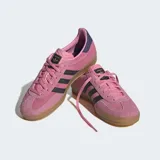 Championes Adidas Gazelle Indoor color rosa con detalles en negro y suela color caramelo.