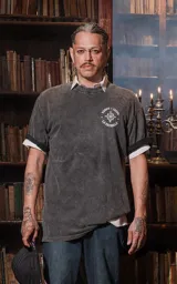 Remera gris con efecto lavado, de corte oversize y manga corta. Estampado frontal con diseño de estilo tarot con estrellas, figuras femeninas y plantas.