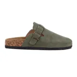 Zueco abierto color verde oliva, con capellada de cuero sintético, plantilla anatómica de corcho y hebilla metálica ajustable.