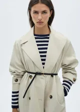 Vestido midi de punto a rayas horizontales en color azul marino y blanco.