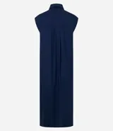 Vestido chemise de lino color negro, con cuello camisero, sin mangas y cierre frontal con botones. Incluye cinturón de tela estampado.