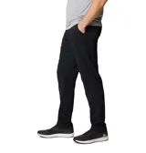 Pantalón de trekking color beige, con tecnología Omni-Shield de repelencia al agua y Omni-Shade de protección solar UPF 50. Cuenta con elástico parcial en la cintura, bolsillos para las manos, bolsillo de seguridad con cremallera y bolsillos traseros.