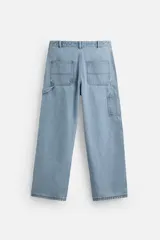 Pantalón de jean negro, corte relaxed fit, con bolsillos frontales y traseros tipo parche, tira multifunción y bolsillo tipo parche en las piernas. Tiene efecto lavado y cierre frontal con cremallera y botón.