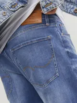 Jean de tiro alto color azul, corte tapered, con cinco bolsillos y cierre con botón.