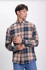 Camisa de manga larga con cuello abotonado y estampado a cuadros en tonos azul marino, gris y rosa.